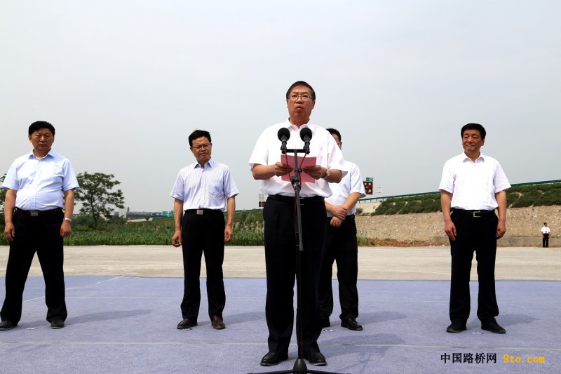 圖為中國(guó)鐵建總裁莊尚標(biāo)在合銅、吳華高速公路項(xiàng)目開(kāi)工儀式發(fā)表重要講話